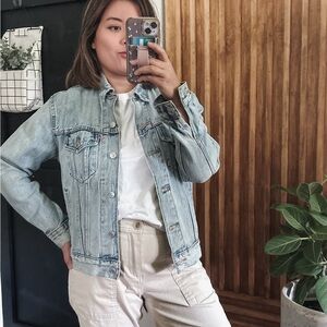 Levis Medium Light Wash Jean Jacket. Size S